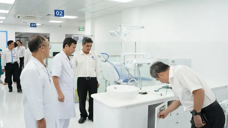 PGSTS Le Dinh Thanh nghiem thu trung tam Rang Ham MAt ky thuat cao 3