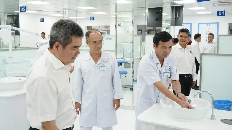 Alt: Các bác sĩ khám và chăm sóc nha khoa tại Trung tâm Răng Hàm Mặt bệnh viện Thống Nhất.