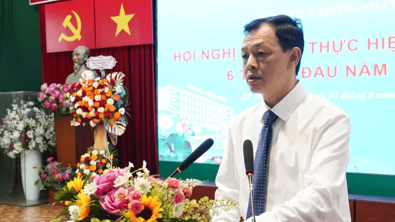 Nghìn cảnh quay giám đốc bệnh viện Thống Nhất phát biểu trong hội nghị, biểu tượng của hoạt động y tế hàng đầu.