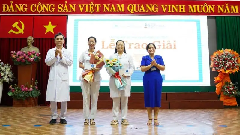 TS.BS .CK2 . Ho Huu Duc Pho Chu tich Cong doan Benh vien cung ThS. Doan Thi Ngan Phu trach Phong Quan ly chat luong Cong tac xa hoi trao giai video duoc yeu thich nhat cho dai dien Khoa Ngoai Chan thuong