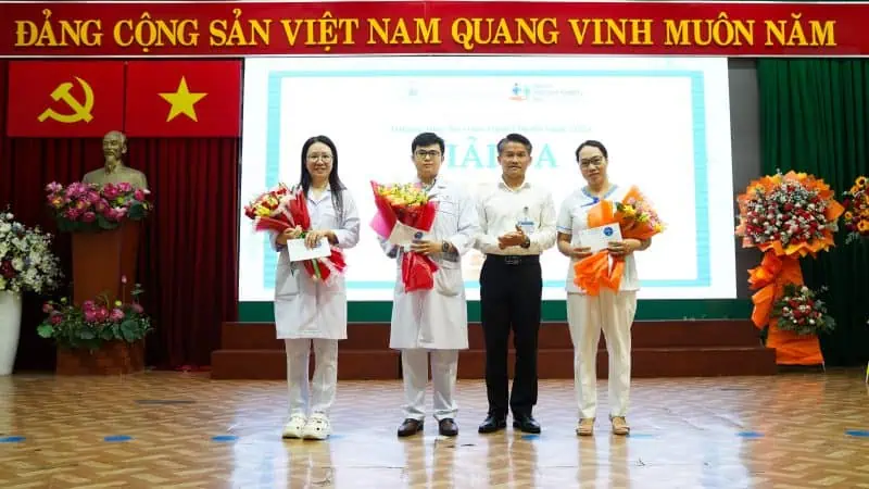 ThS. Nguyen Quang Vinh Pho Giam doc Benh vien trao giai Ba cho cac khoa Mat Phau thuat gay me hoi suc Noi nhiem