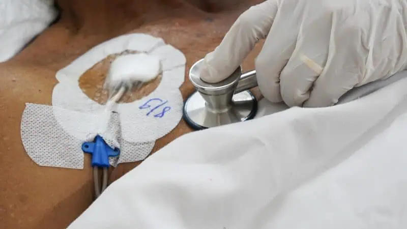 ThS.BS . Nguyen Van Linh tham kham cho benh nhan 2