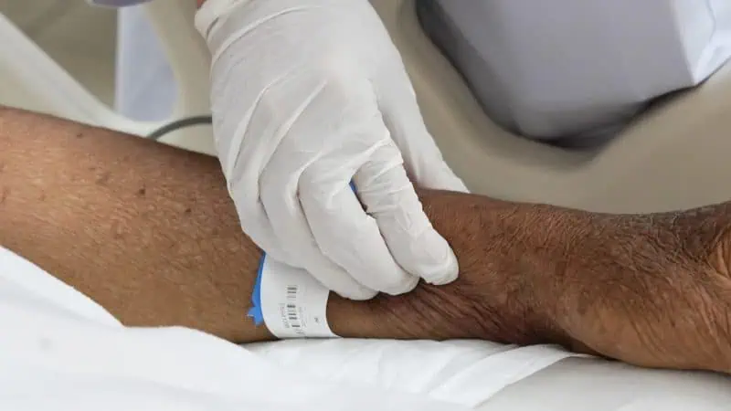 ThS.BS . Nguyen Van Linh tham kham cho benh nhan 3