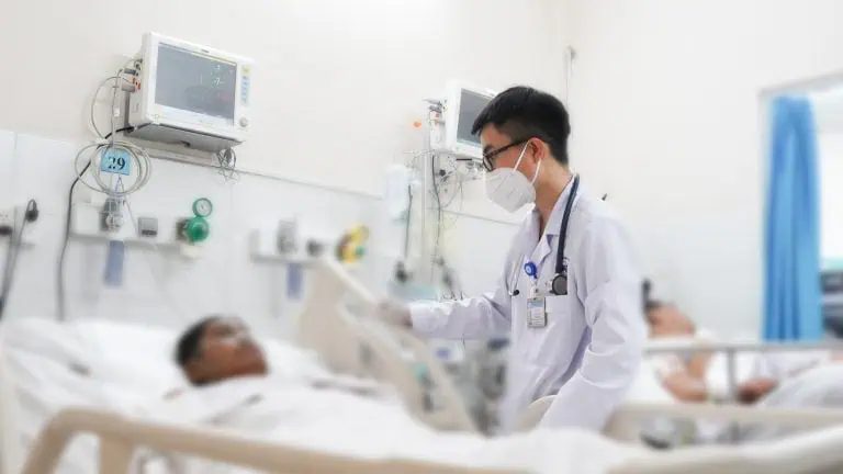 Hình ảnh bác sĩ tại Bệnh viện Thống Nhất, chăm sóc bệnh nhân nhiễm khuẩn nặng, bồi dưỡng sức khỏe trong phòng ICU.