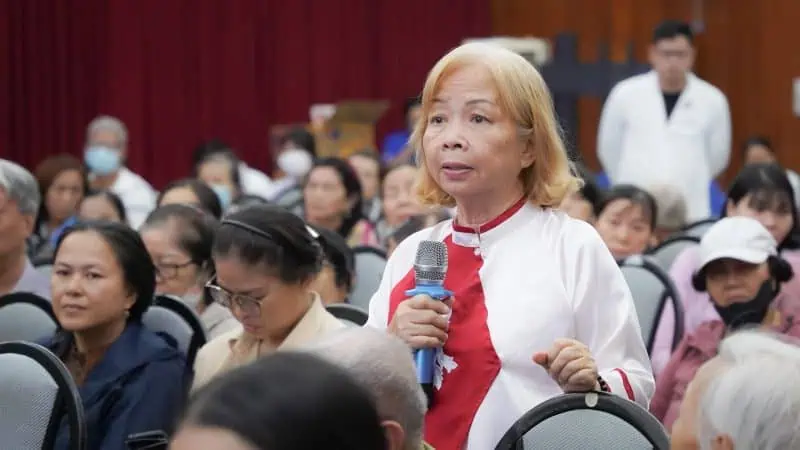 Thanh vien tham du dat cau hoi cho cac chuyen gia