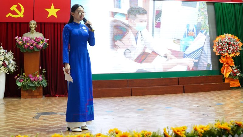 Thi sinh dai dien khoa phong thuyet trinh video huong ung Ngay An toan nguoi benh the gioi