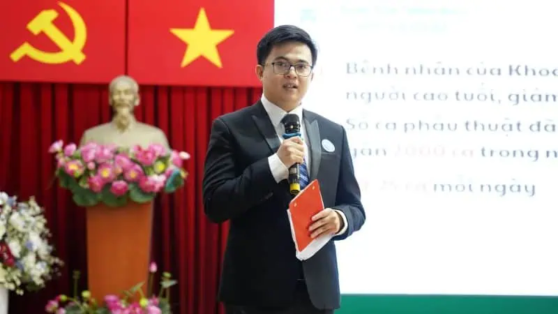 Thi sinh dai dien khoa phong thuyet trinh video huong ung Ngay An toan nguoi benh the gioi. 2