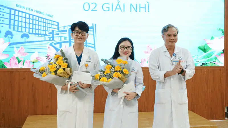 Chụp hình các y bác sĩ nhận giải thưởng hội thi cắm hoa tại Bệnh viện Thống Nhất.