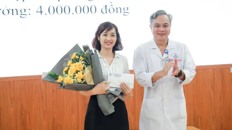 BSCK2. Truong Quang Anh Vu Chu tich Cong doan trao giai Nhi hang muc sang tac Ca khuc cho Phong Bao ve suc khoe Trung uong 2B