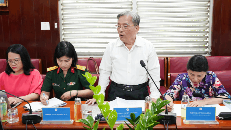 BSCKII. Nguyen Ngoc Que Nguyen Bi thu Dang uy Nguyen Pho Giam doc Benh vien phat bieu dong gop ban thao