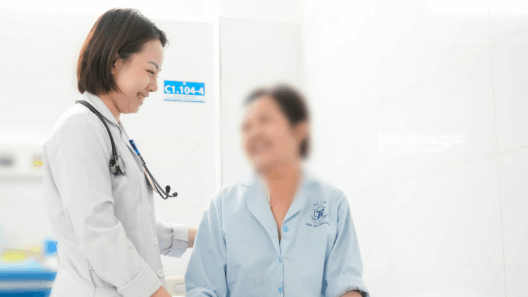 Bác sĩ Bệnh viện Thống Nhất thăm khám bệnh nhân H