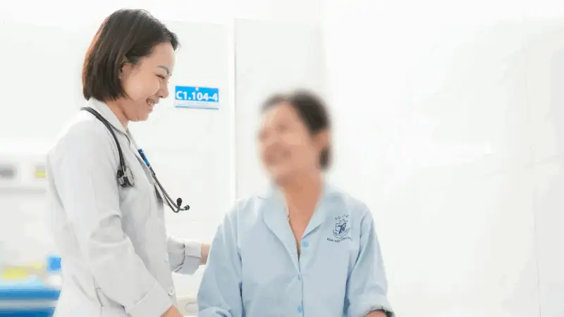 Hình ảnh bác sĩ khám bệnh và tư vấn cho bệnh nhân Lupus tại Bệnh viện Thống Nhất.