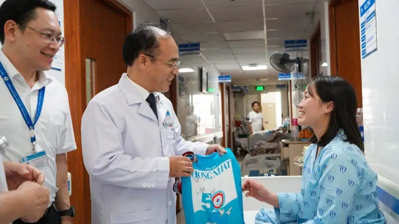 Benh vien Thong Nhat trao qua nhan ky niem 20 thang 11 1