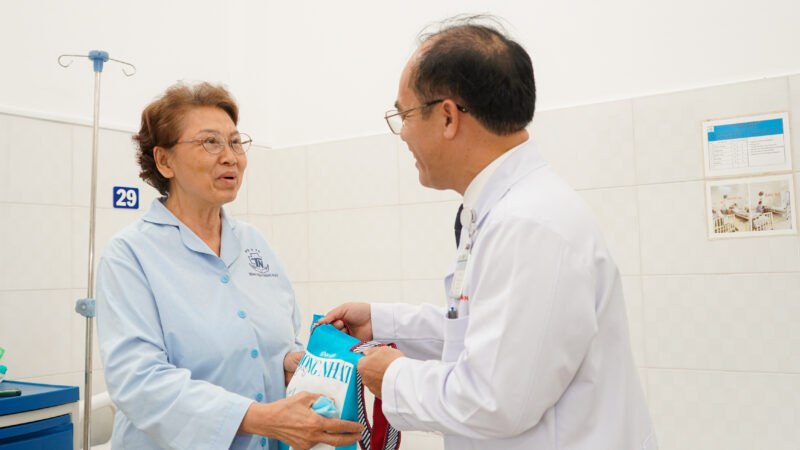 Benh vien Thong Nhat trao qua nhan ky niem 20 thang 11 2