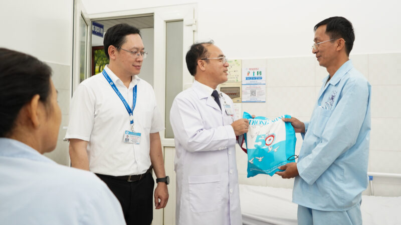 Benh vien Thong Nhat trao qua nhan ky niem 20 thang 11 3