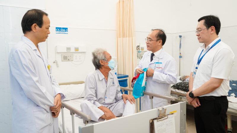 Benh vien Thong Nhat trao qua nhan ky niem 20 thang 11 4