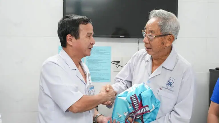 Chuyên gia y tế thăm, tặng quà cho giáo viên điều trị tại Bệnh viện Thống Nhất, thể hiện sự quan tâm và chăm sóc chu đáo.