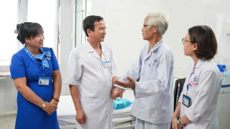 Benh vien Thong Nhat trao qua nhan ky niem 20 thang 11 7