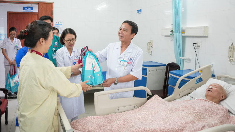 Benh vien Thong Nhat trao qua nhan ky niem 20 thang 11 8