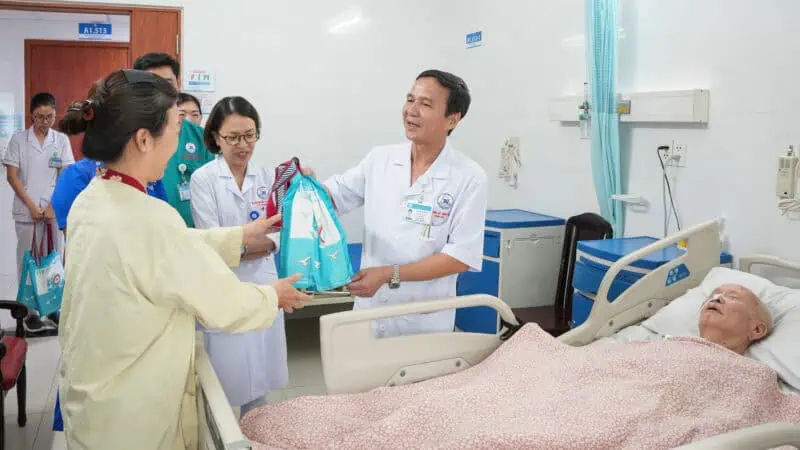 Benh vien Thong Nhat trao qua nhan ky niem 20 thang 11 8