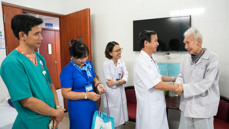 Benh vien Thong Nhat trao qua nhan ky niem 20 thang 11 9