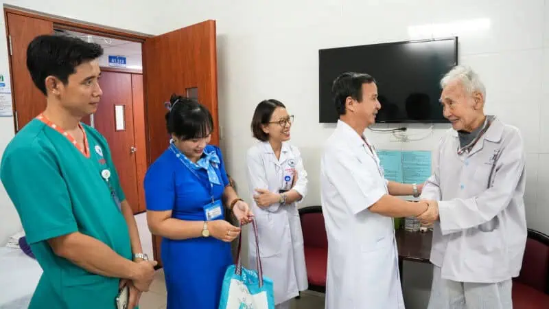 Benh vien Thong Nhat trao qua nhan ky niem 20 thang 11 9