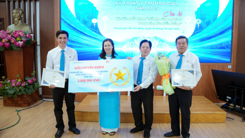 CN. Nguyen Thanh Son Pho Truong Phong Dieu duong trao giai khuyen khich cho doi du thi