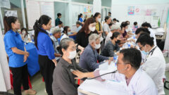 Cac bac si Benh vien Thong Nhat tham kham cho hon 260 nguoi cao tuoi phuong Phu Thanh