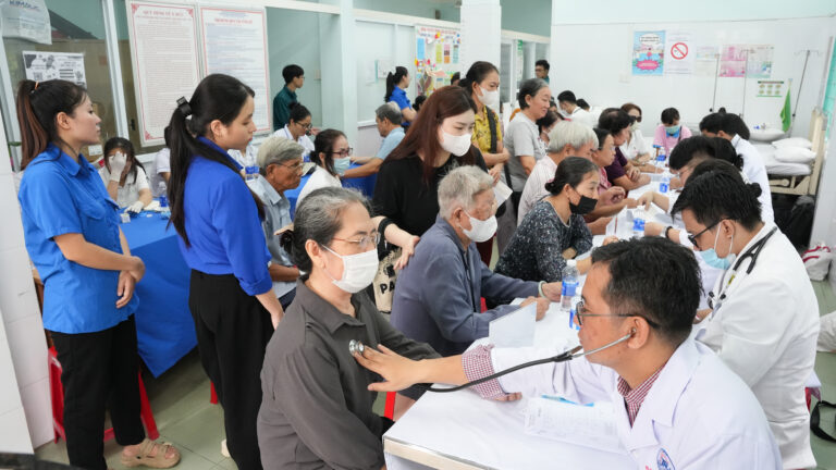 Các bác sĩ Bệnh viện Thống Nhất thăm khám cho hơn 260 người cao tuổi phường Phú Thạnh