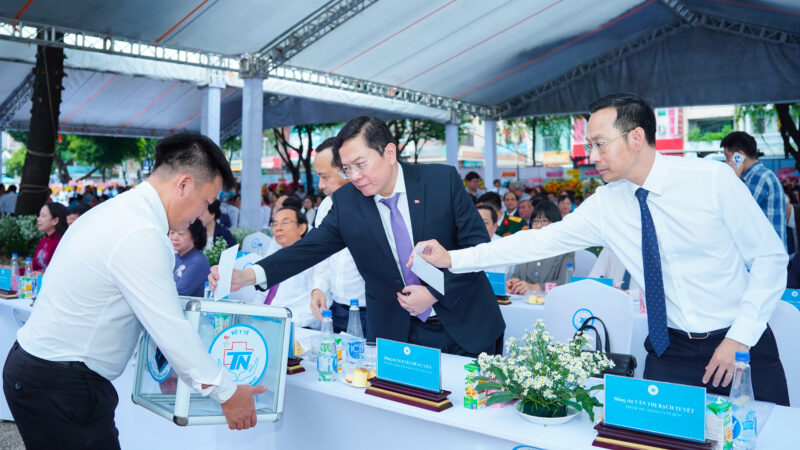 Cac dai bieu ung ho dong bao thiet hai do lu lut 2