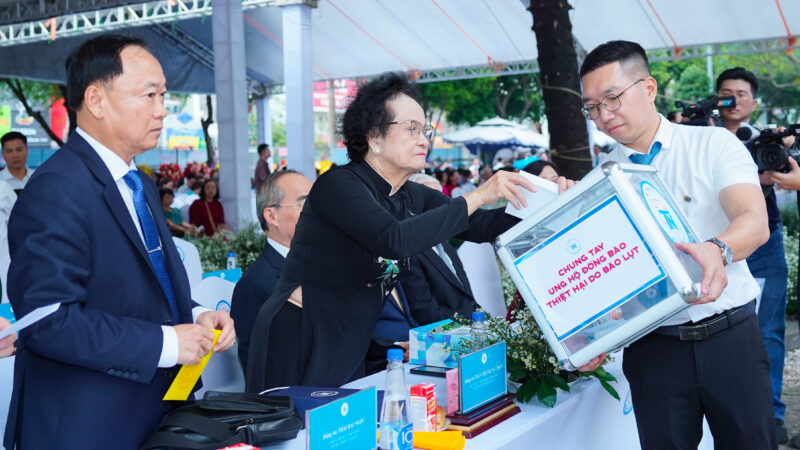 Cac dai bieu ung ho dong bao thiet hai do lu lut 3