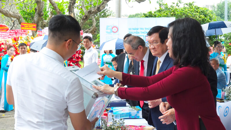 Cac dai bieu ung ho dong bao thiet hai do lu lut 4