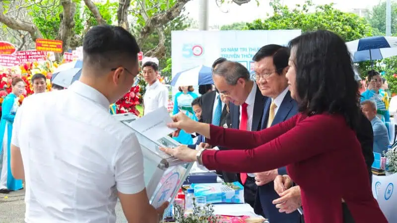 Cac dai bieu ung ho dong bao thiet hai do lu lut 4