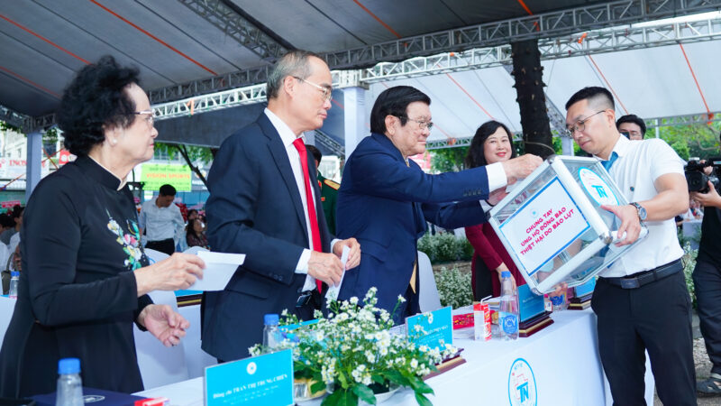 Cac dai bieu ung ho dong bao thiet hai do lu lut