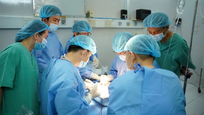 Chuyên gia phẫu thuật tim thực hiện ca ghép tim đầu tiên từ người chết não.