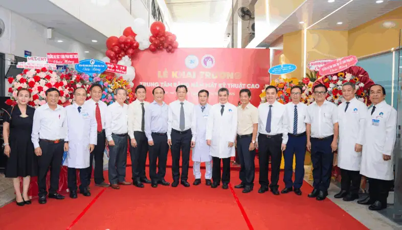 Hình ảnh các bác sĩ, lãnh đạo dự lễ khai trương trung tâm Răng Hàm Mặt kỹ thuật cao của BV Thống Nhất.