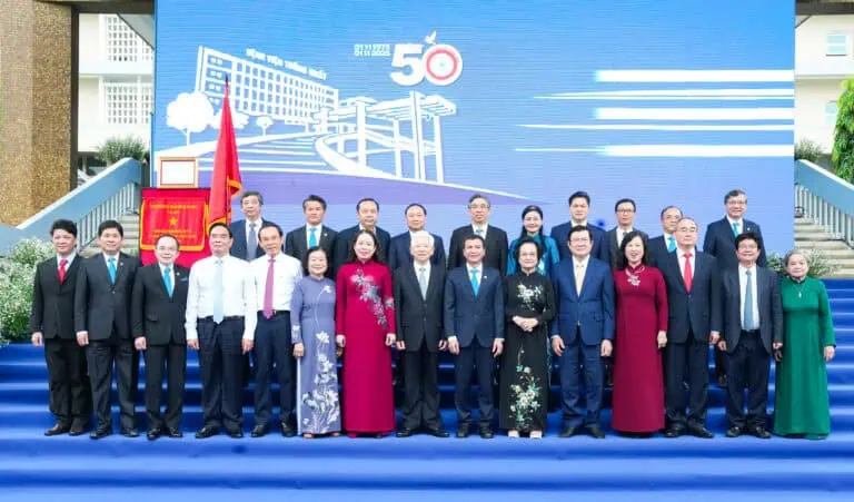 Hình ảnh lễ kỷ niệm 50 năm thành lập Bệnh viện Thống Nhất, trao tặng Huân chương Độc lập, thể hiện truyền thống và phát triển của bệnh viện.