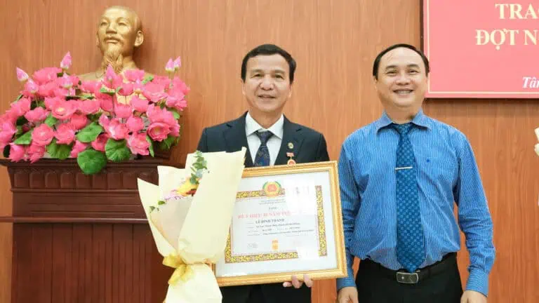 Hình ảnh trao huy hiệu 40 năm tuổi Đảng.