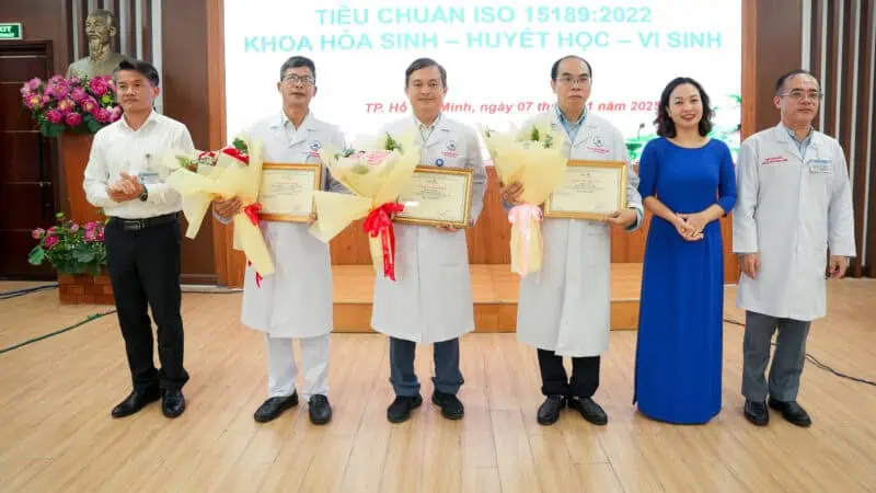 Ảnh kiểm chứng bệnh viện đạt chứng nhận ISO 15189:2022 trong lĩnh vực xét nghiệm, nâng cao chất lượng dịch vụ y tế.
