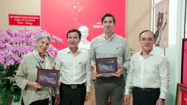 Alt: Hình ảnh các nhà hát Việt Nam, bệnh viện Thống Nhất tại TP.HCM, nơi quy tụ y bác sĩ và nhân viên y tế.