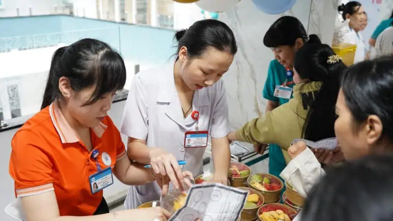 Chăm sóc và hỗ trợ người cao tuổi trong ngày hội tình nghĩa.