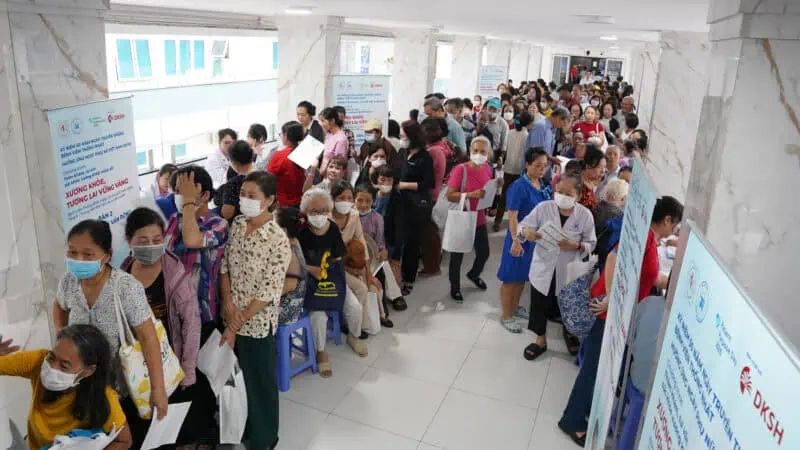 Hình ảnh đông đảo người dân tham gia chương trình khám và tư vấn về bệnh loãng xương tại Bệnh viện Thống Nhất.