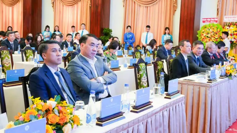 Dai bieu tham du hoi nghi