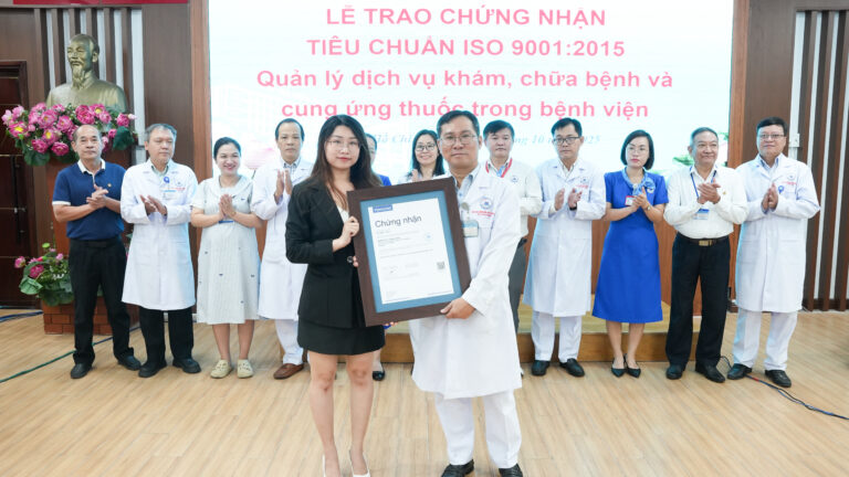 Đón nhận chứng chỉ tiêu chuẩn ISO trong quản lý dịch vụ khám, chữa bệnh và cung ướng thuốc trong bệnh viện