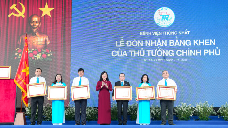 Dong chi Dao Hong Lan trao bang khen cua Thu tuong Chinh phu cho 02 tap the va 06 ca nhan thuoc Benh vien