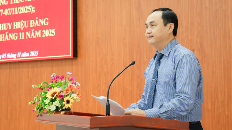 Dong chi Le Hoang Ha Bi thu Dang uy phuong Tan Son Nhat phat bieu tai buoi le