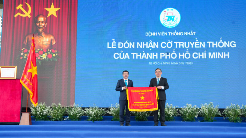 Dong chi Nguyen Phuoc Loc Pho Bi thu thanh uy Chu tich UBMTTQ Viet Nam TP.HCM trao Co truyen thong cua thanh pho Ho Chi Minh tang Benh vien