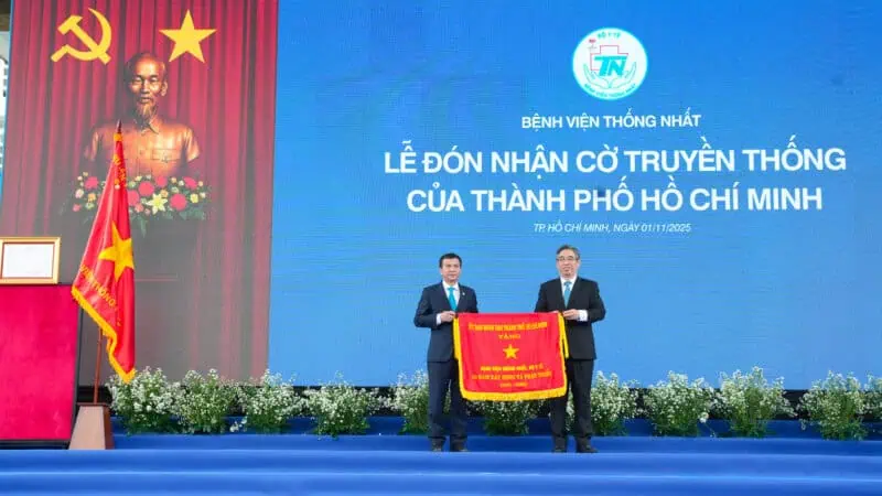 Dong chi Nguyen Phuoc Loc Pho Bi thu thanh uy Chu tich UBMTTQ Viet Nam TP.HCM trao Co truyen thong cua thanh pho Ho Chi Minh tang Benh vien