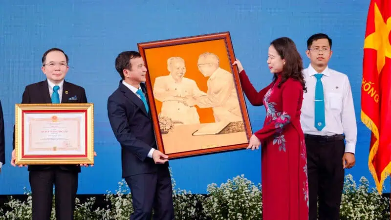 Dong chi Vo Thi Anh Xuan tang qua luu niem tang tap the vien chuc nguoi lao dong Benh vien 2
