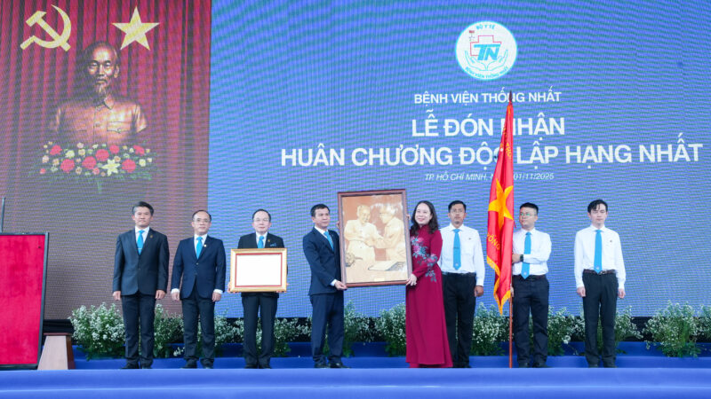 Dong chi Vo Thi Anh Xuan tang qua luu niem tang tap the vien chuc nguoi lao dong Benh vien